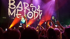 Bars and Melody tijdens hun concert in Amsterdam in 2018