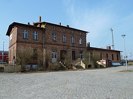 Empfangsgebäude der Berlin-Dresdener Eisenbahn mit Bahnhofsvorplatz, 2012