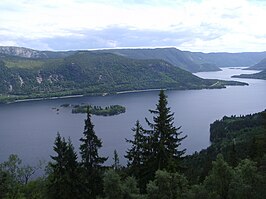 Het meer Byglandsfjorden aan de Riksvei 9