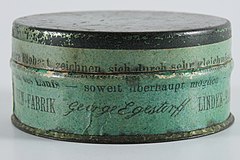 Faksimilierte Unterschrift Egestorffs auf der Banderole einer Blechdose der Zündhütchen-Fabrik von Georg Egestorff