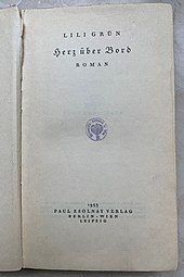 Das Originalbuch ist so aufgeschlagen, dass auf der rechten Seite der Titel in Frakturschrift erkennbar ist. Als Text steht darauf: Lili Grün, Herz über Bord, Roman, 1933, Paul Zsolnay Verlag Berlin Wien Leipzig. In der Mitte ist ein Bibliotheksstempel hinzugefügt.