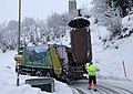 Leerung eines Halbunterflurcontainers MOLOK