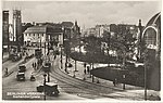 Straßenbahnverkehr auf dem Nollendorfplatz, 1929. Eine Schleifenfahrt war wegen der Hochbahnrampe nur von der Kleiststraße (hinten rechts) kommend auf dem äußeren Gleis möglich.