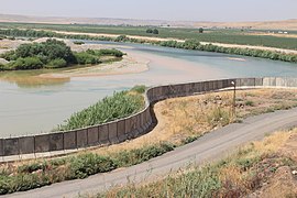 Die türkisch-syrische Mauer (links Mazra at'Blah, Syrien, rechts Cizre, Türkei, 2018)