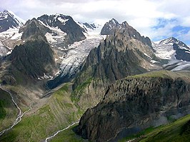 Gezicht op enkele bergpieken en riviervalleien vanuit de lucht