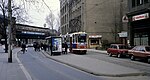 Triebwagen 9770 auf der Linie 71 nach Heinersdorf an der Neuen Promenade, 1992. Die Haltestelle wurde 1998 stillgelegt und die Gleisführung auf die andere Seite des Stadtbahnviadukts verlegt.