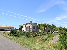 The church and surroundings in Étriac