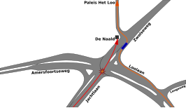 Route van de zwarte personenauto (rood) en de route van de bus met de koninklijke familie (oranje). Het sterretje geeft de plek aan waar de auto door de afzetting met dranghekken is gereden en de mensen heeft aangereden. De route van de zwarte personenauto eindigde bij het monument De Naald (zwarte vierkant).