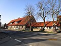 Straßenseitiger Stallspeicher und Hofmauer der ehem. Gutsanlage