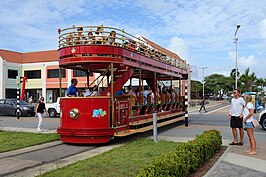 Een open-top dubbeldekstram bij de L.G. Smith Boulevard in Oranjestad; 27 december 2017