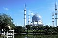 Masjid Sultan Salahuddin Abdul Aziz Shah, pandangan dari Taman Tasik (tasik Timur)