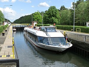 Fahrgastschiff Belvedere in der Schleuse Schönwalde