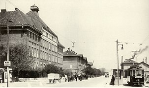 Ehemalige Volksschule mit Endstation der Straßenbahnlinie 165 (1930)