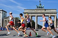 Die Marathonläufer vor dem Brandenburger Tor