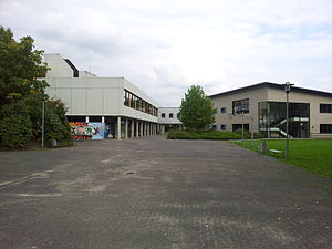 Anne-Frank-Gymnasium Werne – links der Altbau, rechts der Neubau