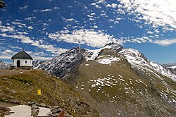 Blick vom zweiten Hannoverhaus über das Karl-Arnold-Mausoleum zum Ankogel (2008)