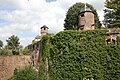 Foeppelsbau am Rande der Vorburg mit Fuchsgraben.