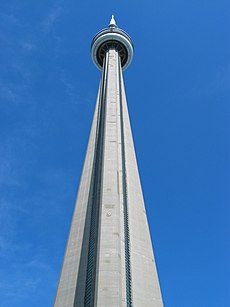 Menara CN yang dilihat dari bawah di Toronto, Ontario