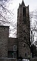 Erlöserkirche in Dingolfing, Turm von Norden, mit Wohnung zwischen Kirchenschiff und Turm