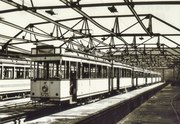 Abgestellte T 24-Triebwagen in der zerstörten Halle III des Btf. Spa, 1964