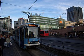 Briskebytrikken på Jernbanetorget med kjøpesenteret Byporten og «Postgirobygget» bak. Foto: Bjørn Erik Pedersen, 2007