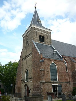 Romaanse toren uit de 12e eeuw met een deel van het aangebouwde kerkgebouw