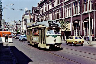 HTM PCC 1221 op lijn 6 in de jaren 1970, rechts de Staatsdrukkerij, op de Fluwelen Burgwal.