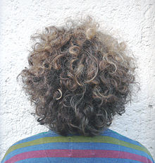 Hinterkopfansicht von kurzem dunkelblondem naturgewelltem Haar im Kopfbildausschnitt
