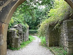 Reste des Torhauses in der Nähe des Bergfrieds