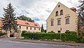 Wohnstallhaus und Seitengebäude (mit Auszüglerwohnung), Torpfeiler und Hofmauer eines ehemaligen Dreiseithofes