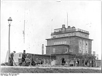 Altes Flugplatzgebäude und die Sendeanlage im April 1958