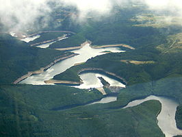 Urfttalsperre met de achterliggende Urftstausee. Op de voorgrond is de Obersee zichtbaar.