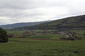 Die Dörfer Lamboing (links) und Diesse (rechts) am Tessenberg (rechts oben), im Hintergrund der Chasseral