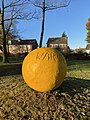 Skulptur mit der Inschrift KLAUS WAR SCHLIMM