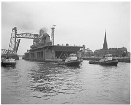 De Choctaw I passeert de Hefbrug en de Koninginnebrug tijdens het verhalen van Van der Giessen-de Noord naar IHC Gusto