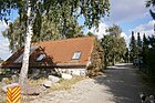 Feldspatzenweg mit einem in den Boden eingesetzten Wohnhaus