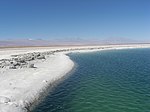 Laguna Cejas. Nah an San Pedro gelegen wird der Salzsee zum Bade­spaß für Touristen genutzt.