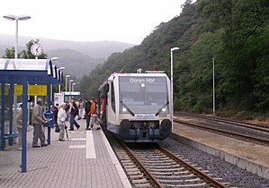 Rurtalbahn im Bahnhof Heimbach mit Zugzielanzeiger „Düren Hbf“