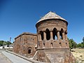 Emir Bayındır Kümbeti (vorne) und Bayındır-Masjid (kleine Moschee, im Hintergrund) in Ahlat.