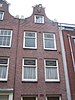 Huis, vanwege de zandstenen afdekkingen van de klokvormige top