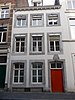 Huis met lijstgevel, voorzien van segmentboogvensters in Naamse steen. Gevelsteen IN DE DRY LEEWERKEN 1763.