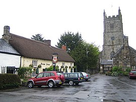 Dorfplatz von Drewsteignton, mit dem Drewe Arms (links) und der Holy Trinity Church