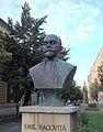 Emil Racoviță heykeli, kendi ismini taşıyan okulun önündedir