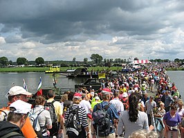 Wandelaars op de pontonbrug in Cuijk tijdens de Vierdaagse van 2009