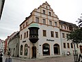 Wohnhaus in geschlossener Bebauung mit zwei Seitenflügeln im Hof und Hinterhaus (bildet mit Fleischergasse 10 ein Grundstück)