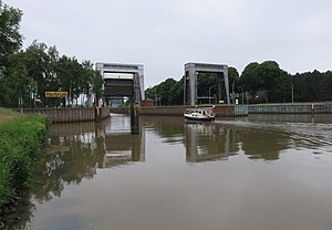 Blick vom Oberwasser auf die Portale für die Hubtore, links die neue Kammer