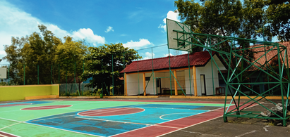 Lapangan basket di sebelah selatan sekolah