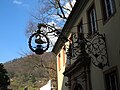 Das schmiedeeiserne Nasenschild am Nebentrakt mit Blick auf den Heiligenberg und den Philosophenweg