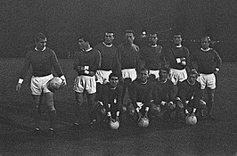 Foulkes (staand 2e van rechts) met Manchester United in Tilburg, 1963