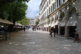 De arcade langs het plein